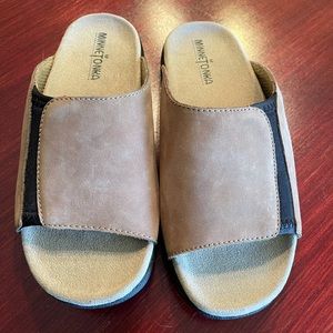 Minnetonka slide sandals size 7